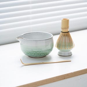 Gradient Green Ceramic Matcha Bowl Set with Spout Bamboo Whisk and Chasen Holder Unique Japanese Matcha Tea Ceremonial Set 450ml