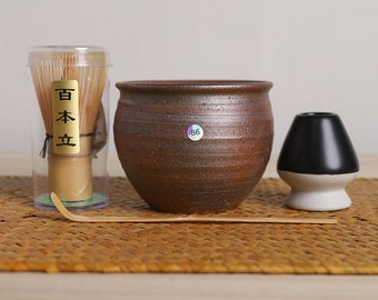 Holzbefeuerte Keramik Matcha Schale mit Bambus Schneebesen und Chasen Halter Teezeremonie Set