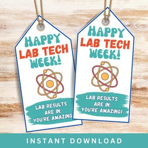 Puede incluir: Dos etiquetas de regalo imprimibles con fondo blanco, acentos azules y naranjas y un símbolo de átomo. El texto en las etiquetas dice "Happy Lab Tech Week!" y "Lab results are in: You're amazing!"