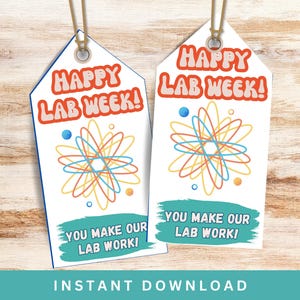 Puede incluir: Dos etiquetas de regalo imprimibles con fondo blanco y bordes azules. Las etiquetas presentan un diseño de átomo colorido y el texto "Happy Lab Week! You make our lab work!"