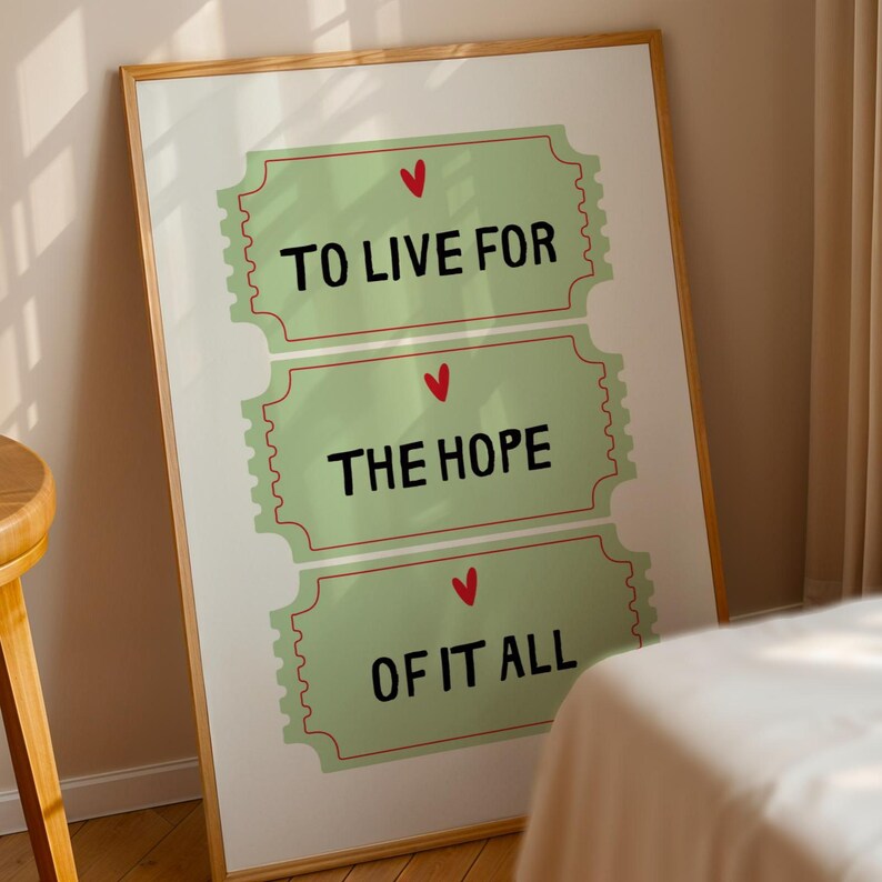 K&ouml;nnte beinhalten: Ein gerahmter Druck mit drei gr&uuml;nen ticketf&ouml;rmigen Designs. Jedes Ticket hat ein rotes Herz und Text, der "To Live For", "The Hope" und "Of It All" lautet.