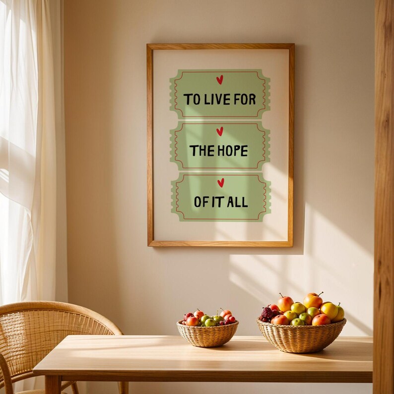 K&ouml;nnte beinhalten: Ein gerahmter Druck mit gr&uuml;nem Hintergrund und drei ticketf&ouml;rmigen Designs. Jedes Ticket hat ein rotes Herz und den Text "To Live For", "The Hope" und "Of It All".