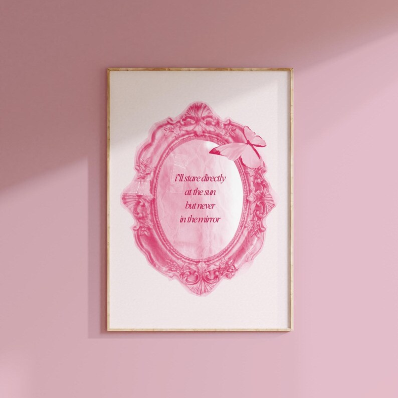 Pode incluir: Impress&atilde;o em aquarela rosa com uma cita&ccedil;&atilde;o dentro de uma moldura decorativa ornamentada. A cita&ccedil;&atilde;o diz "Vou olhar diretamente para o sol, mas nunca para o espelho".
