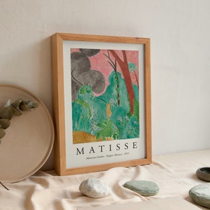 Könnte beinhalten: Ein gerahmter Druck eines Gemäldes von Henri Matisse mit dem Titel "Marokkanischer Garten - Tanger, Marokko - 1912". Das Gemälde zeigt einen üppigen grünen Garten mit einem rosafarbenen Himmel und einigen Bäumen. Der Druck ist in einem Holzrahmen.