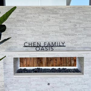 Letrero de bienvenida personalizado con nombre familiar, letrero de metal personalizado para pared, letrero de metal para casa, placa con apellido, letrero con nombre personalizado, regalo único para inauguración de la casa.