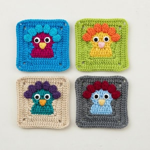 Puede incluir: Cuatro cuadrados de ganchillo, cada uno con un diseño de pavo colorido. Los pavos tienen cuerpos de varios colores, incluyendo rosa, turquesa y azul, con detalles de plumas a juego. Los cuadrados son azules, verdes, beige y grises.