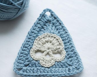 Patrón de crochet triangular de abuela con calavera en PDF, tutorial fotográfico paso a paso, instrucciones fáciles.