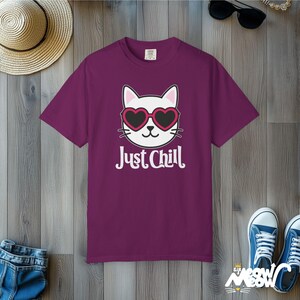 Maglietta Just Chill Cat: maglietta grafica Comfort Colors Kawaii Kitty Boysenberry
