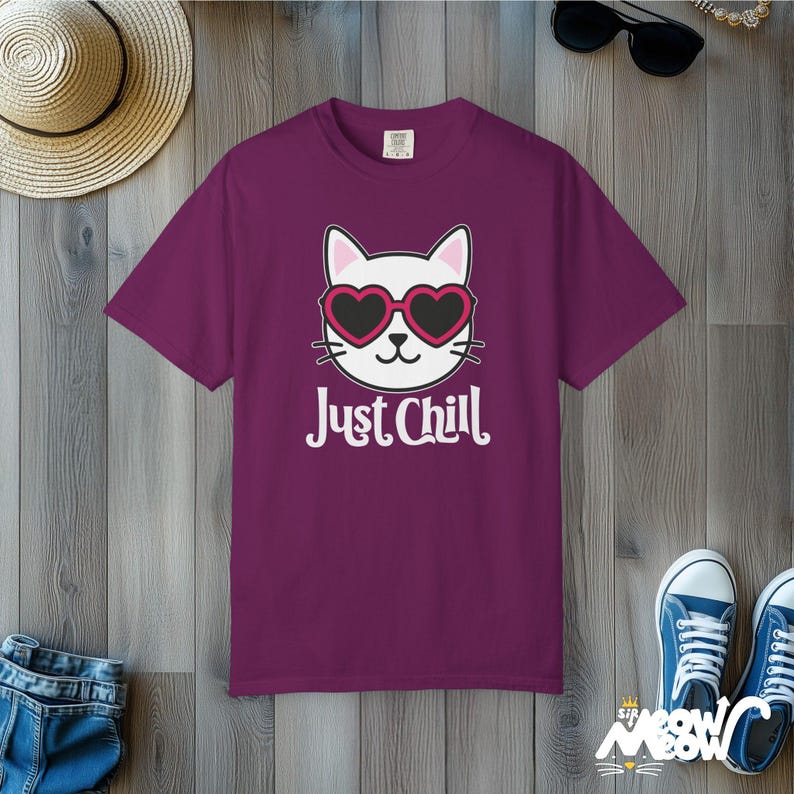 Maglietta Just Chill Cat: maglietta grafica Comfort Colors Kawaii Kitty Boysenberry