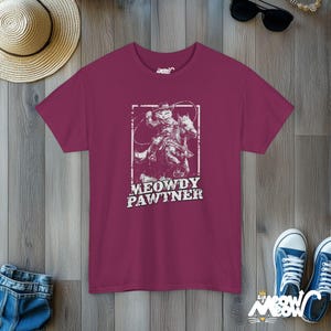 Camiseta engraçada de gato cowboy: Meowdy Pawtner Western Tee Berry