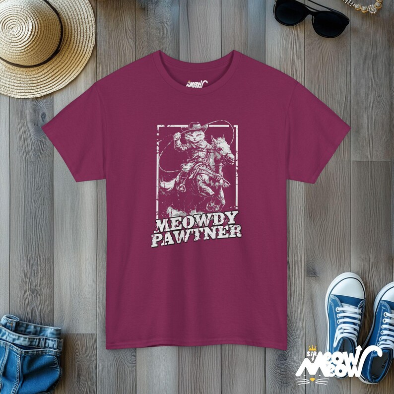 Camiseta engraçada de gato cowboy: Meowdy Pawtner Western Tee Berry