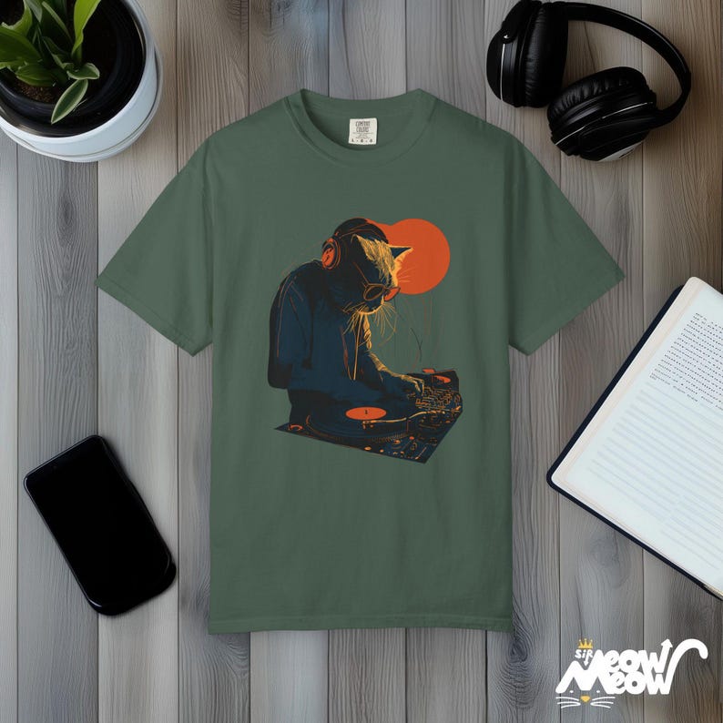DJ Cat T-Shirt: Retro Plattenspieler Grafik-T-Shirt - Komfortfarben Blue Spruce