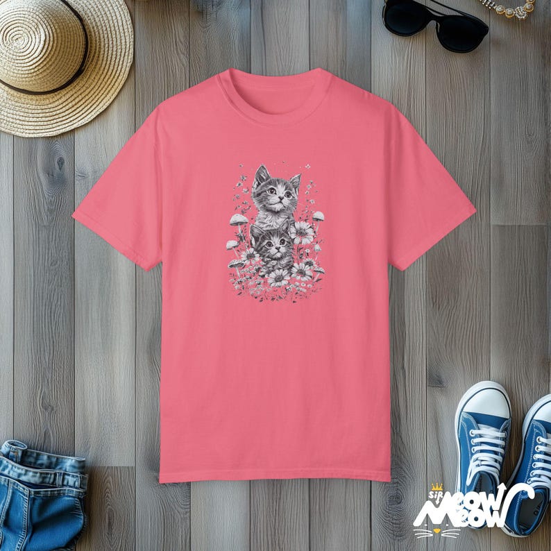Cottagecore Katzen-T-Shirt: Vintage Kätzchen Blumenmuster Peony