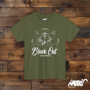 Schwarze Katze Tattoo Parlour T-Shirt: Vintage Unisex Tee Military Green