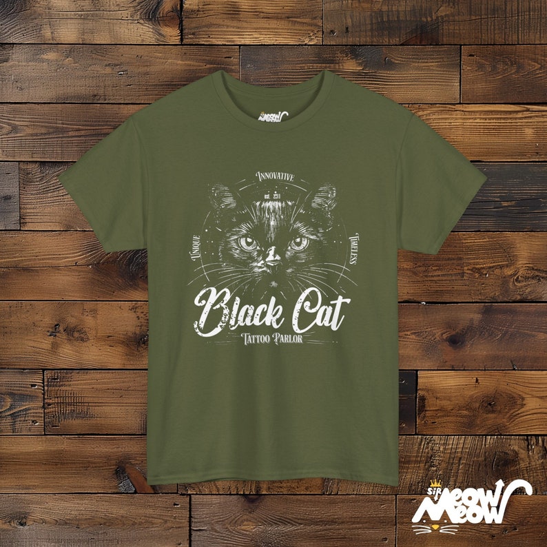 Schwarze Katze Tattoo Parlour T-Shirt: Vintage Unisex Tee Military Green