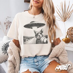 Funny Cat Selfie Alien Abduction T-Shirt: Quirky UFO Tee Ivory