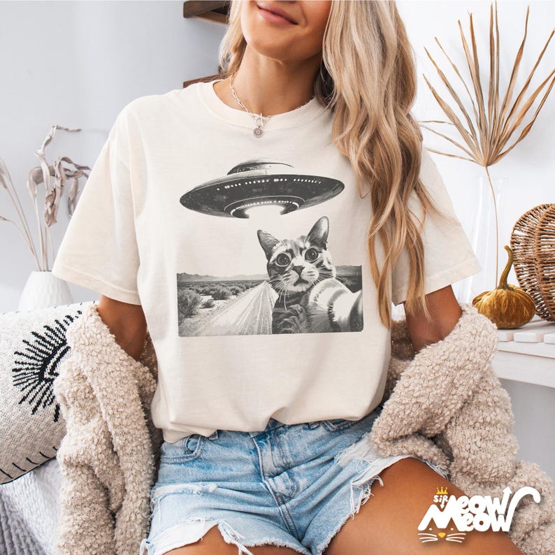 Funny Cat Selfie Alien Abduction T-Shirt: Quirky UFO Tee Ivory