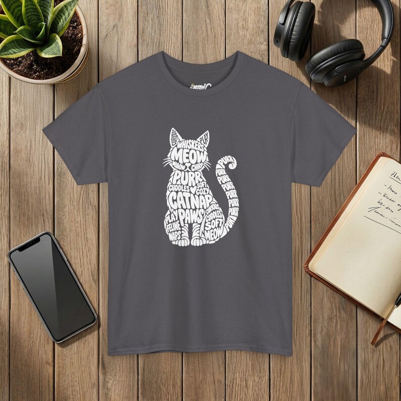 T-shirt unisexe avec motif chat nuage de mots et silhouette de chat typographique. Charcoal