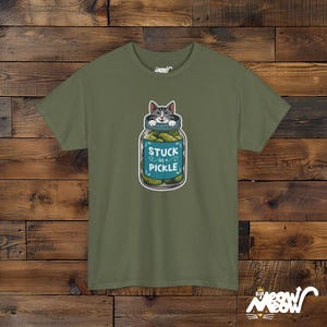 Maglietta divertente con gatto: gioco di parole "incastrato in un sottaceto" Military Green