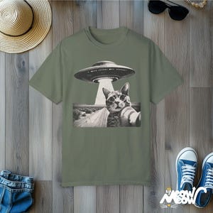 Funny Cat Selfie Alien Abduction T-Shirt: Quirky UFO Tee Moss