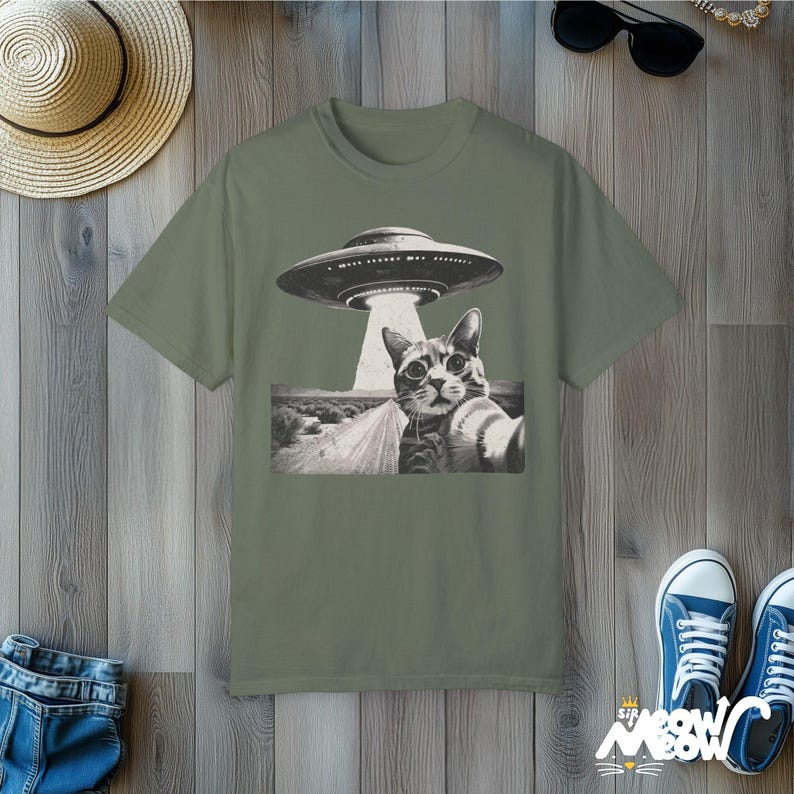 Funny Cat Selfie Alien Abduction T-Shirt: Quirky UFO Tee Moss