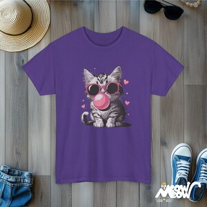 Koszulka z kotem Bubblegum, okulary przeciwsłoneczne vintage, koszulka dla miłośników zwierząt Lilac