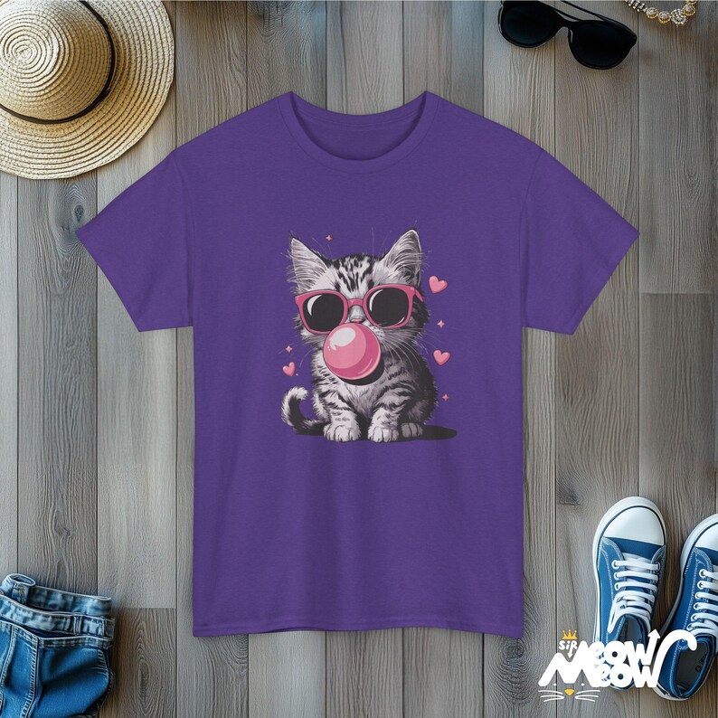 Koszulka z kotem Bubblegum, okulary przeciwsłoneczne vintage, koszulka dla miłośników zwierząt Lilac