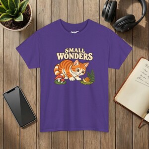 Camiseta Small Wonders con diseño de gato y caracol, regalo para amantes de la naturaleza y el bosque, Gildan 5000 Lilac