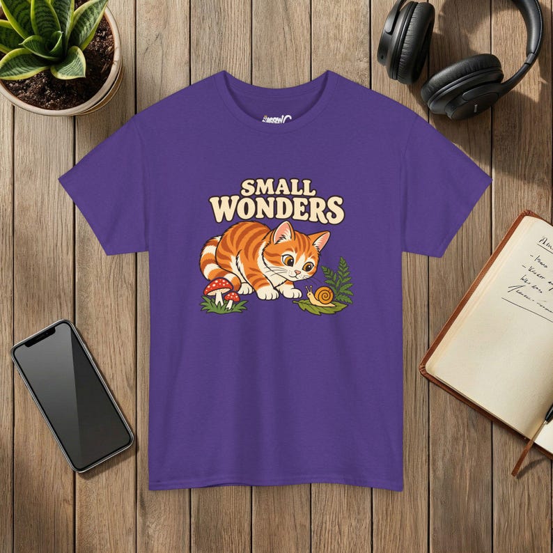 Camiseta Small Wonders con diseño de gato y caracol, regalo para amantes de la naturaleza y el bosque, Gildan 5000 Lilac