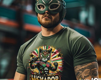 Könnte beinhalten: Ein Mann trägt eine grüne Katzenmaske mit einem schwarzen und grünen Wrestling-Katzen-Motiv auf einem grünen T-Shirt. Der Schriftzug lautet "El Gato Luchador".