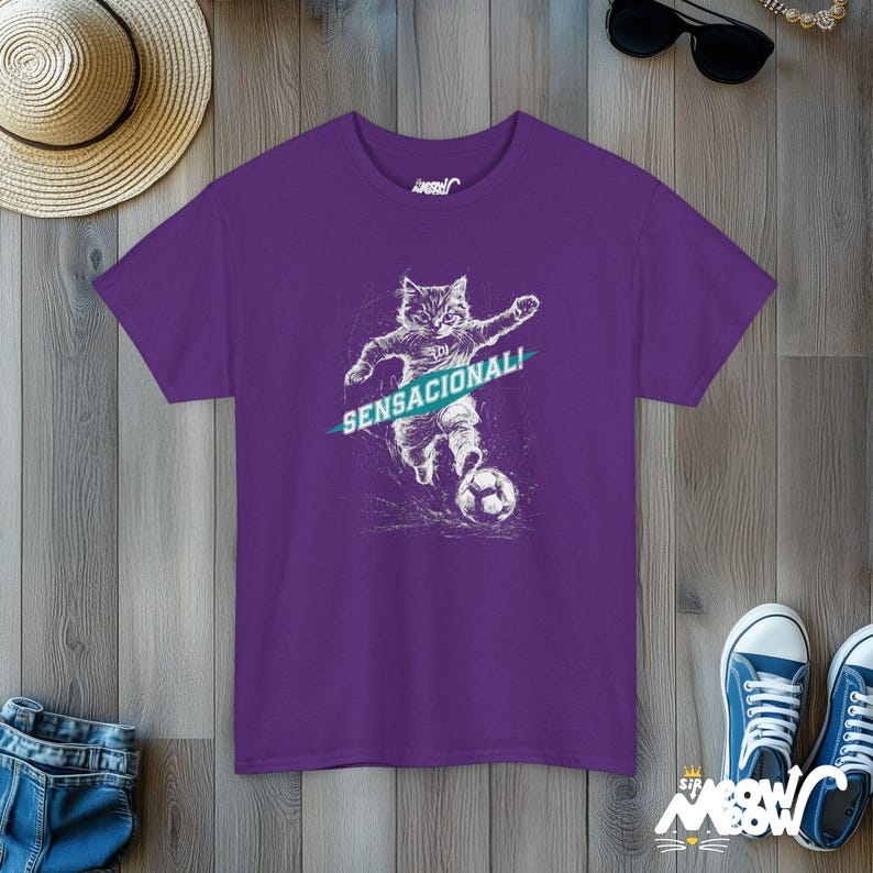 Soccer Cat-T-shirt: sensationeel voetbalontwerp Purple