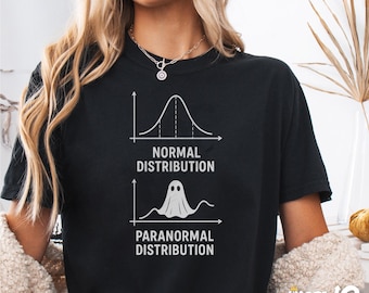 Puede incluir: Camiseta negra con un gráfico humorístico que compara la "Distribución normal" con la "Distribución paranormal" con una ilustración de fantasma. La camiseta tiene texto y gráficos blancos. Un diseño divertido y espeluznante para Halloween o el uso diario.