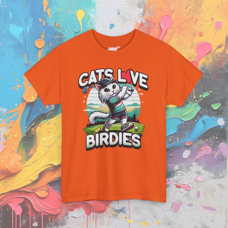 T-shirt drôle de chat jouant au golf : les chats adorent les oiseaux Orange