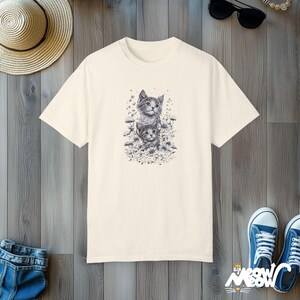 Cottagecore Katzen-T-Shirt: Vintage Kätzchen Blumenmuster Ivory
