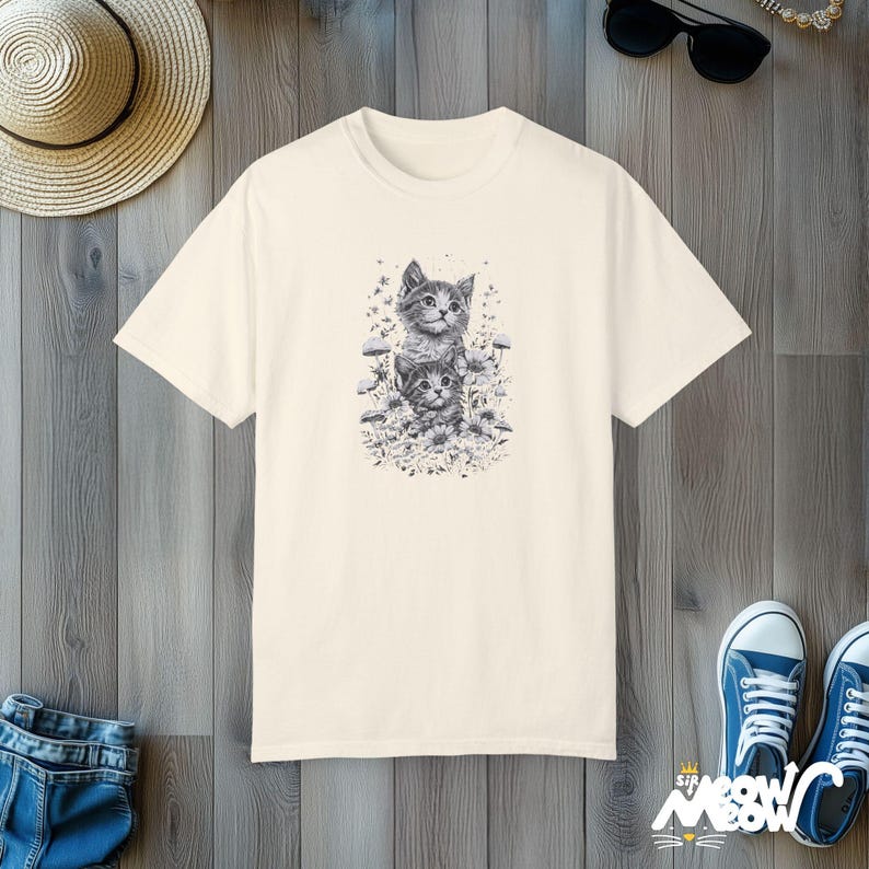 Cottagecore Katzen-T-Shirt: Vintage Kätzchen Blumenmuster Ivory
