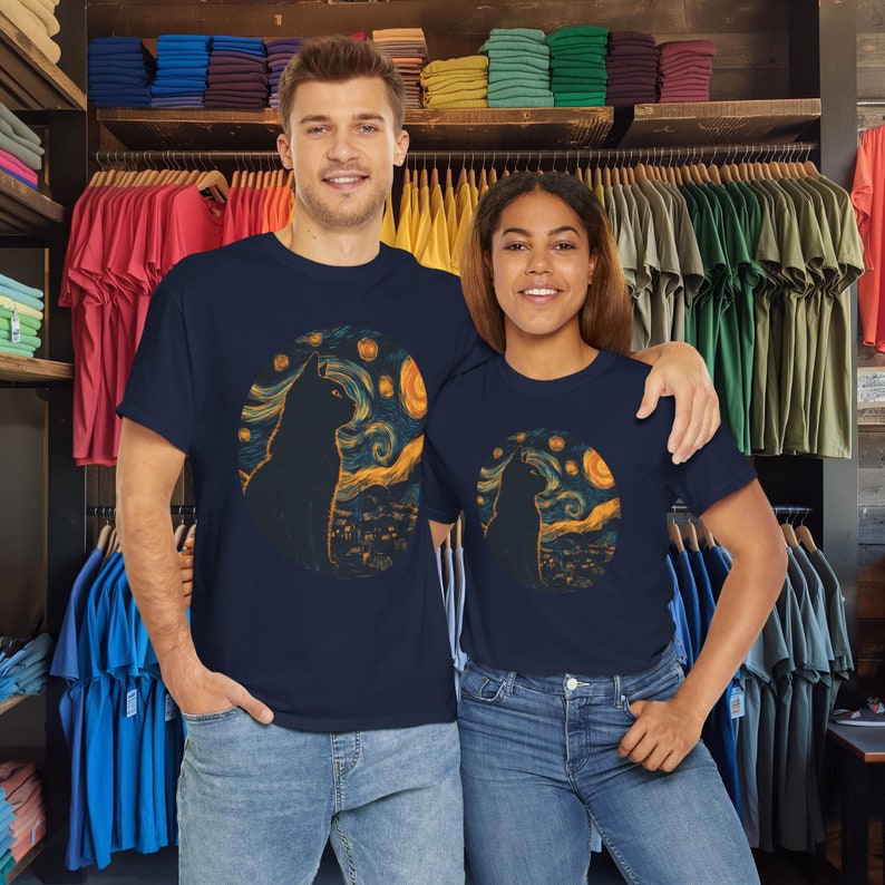 Peut inclure: Deux personnes portant des t-shirts bleu marine avec une silhouette de chat noir sur fond de ciel &eacute;toil&eacute;. Le design rappelle le tableau de Vincent van Gogh "La Nuit &eacute;toil&eacute;e".