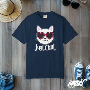 Maglietta Just Chill Cat: maglietta grafica Comfort Colors Kawaii Kitty True Navy