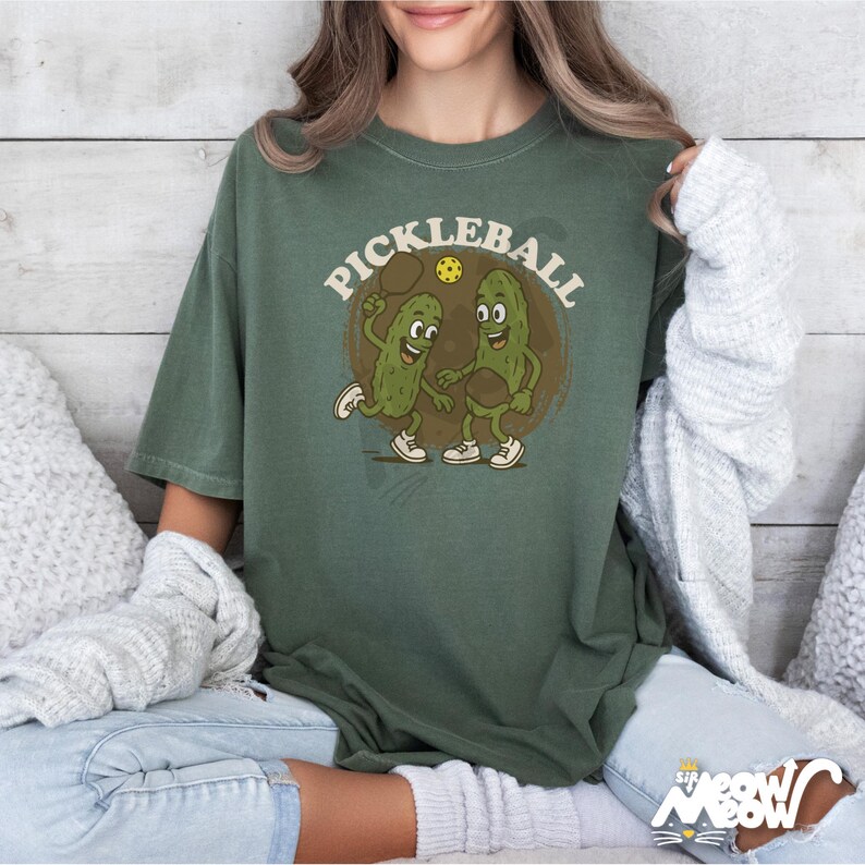 Rolig Pickleball-tröja: Comfort Colors Tee, retro pickle-ordvitsgåva Moss