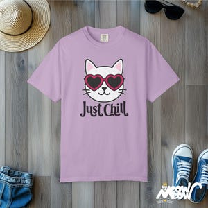 Maglietta Just Chill Cat: maglietta grafica Comfort Colors Kawaii Kitty Orchid