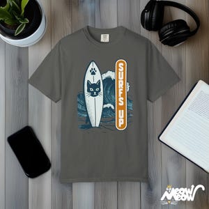 Camiseta Cat Surfs Up: Camiseta retro de gatito surfero, colores cómodos Pepper