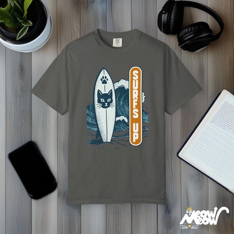 Camiseta Cat Surfs Up: Camiseta retro de gatito surfero, colores cómodos Pepper