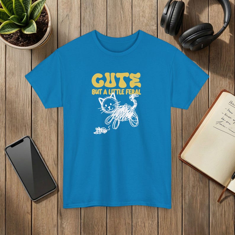 野良猫とネズミのグラフィックTシャツ、いたずら好きな猫のデザイン Sapphire