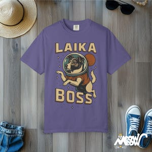 Laika Boss T-Shirt: Retro Space Dog Grafik, Komfortfarben T-Shirt Grape