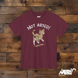 Rolig och djärv unisex-t-shirt med fräck, inte arsad kattdesign Maroon
