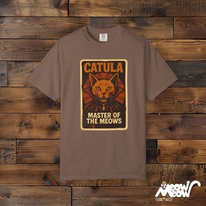 Camisa Catula de Comfort Colors: divertida camiseta de Halloween con gato vampiro Espresso