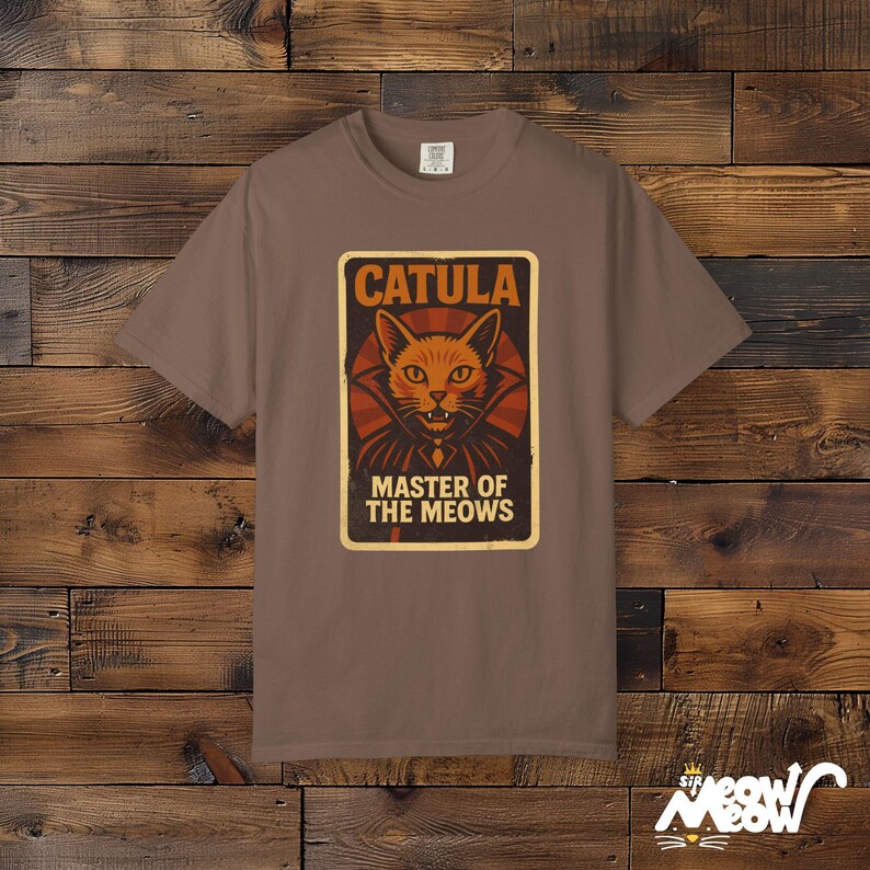 Camisa Catula de Comfort Colors: divertida camiseta de Halloween con gato vampiro Espresso