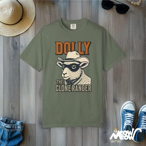 Camiseta de Dolly la Ranger Clonada: Divertida camiseta con estampado de oveja vaquera y colores cómodos. Moss