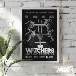 以下が含まれることがあります： 「The Watchers」という映画の白黒ポスターで、光る目をした猫が4匹描かれている。ポスターのテキストには、「Double-Split Productions Present」と「Altering Reality One Blink At A Time」と書かれている。