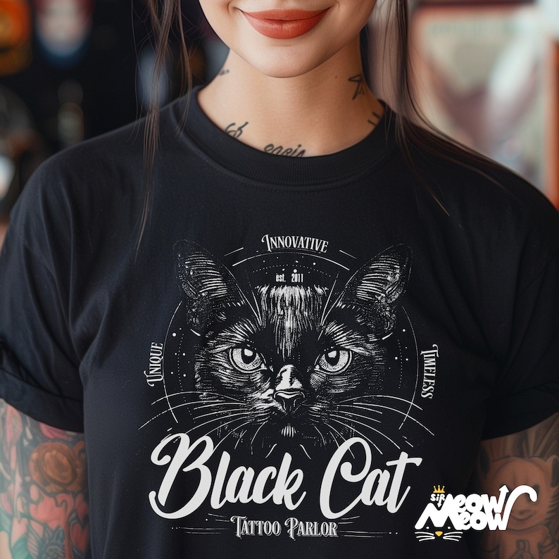 K&ouml;nnte beinhalten: Schwarzwei&szlig;-Illustration eines Katzenkopfes mit dem Text "Black Cat Tattoo Parlor" und "Innovative est. 2011 Timeless" um das Bild herum.