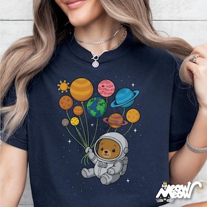 Camiseta de oso espacial Comfort Colors, peluche astronauta con globos de planetas, linda camiseta de aventura galáctica